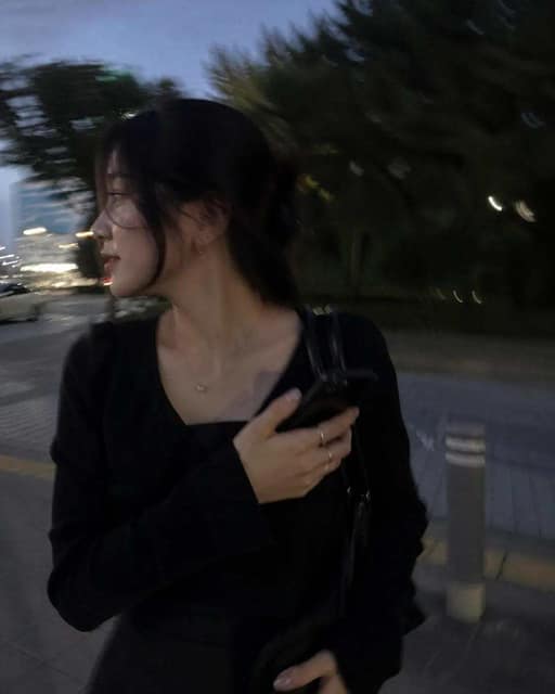 AI 日常生活 iPhone 抓拍 AI 提示词效果图