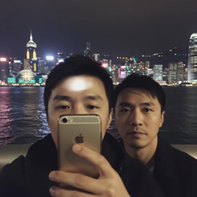 “极其平凡”的iPhone自拍 AI 提示词效果图