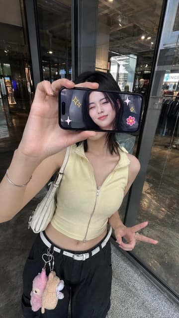 iPhone 屏幕遮脸创意人像 AI 提示词效果图