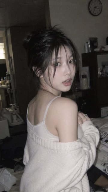 昏暗室内纯真少女的意外回眸 AI 提示词效果图