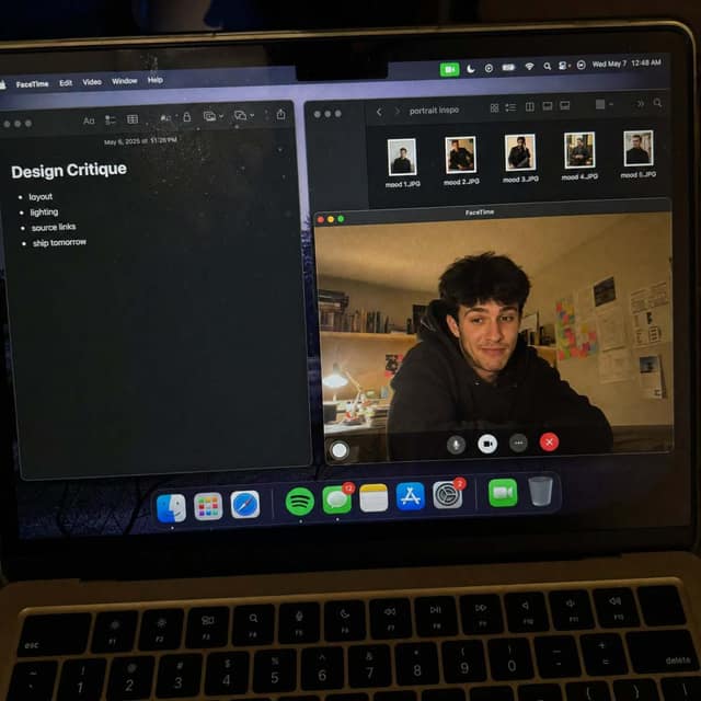 手机拍摄 FaceTime 工作屏幕 AI 提示词效果图